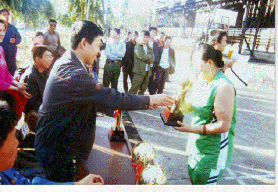 女子篮球队颁奖