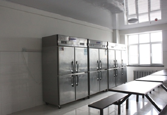  生活区-现代化的食堂