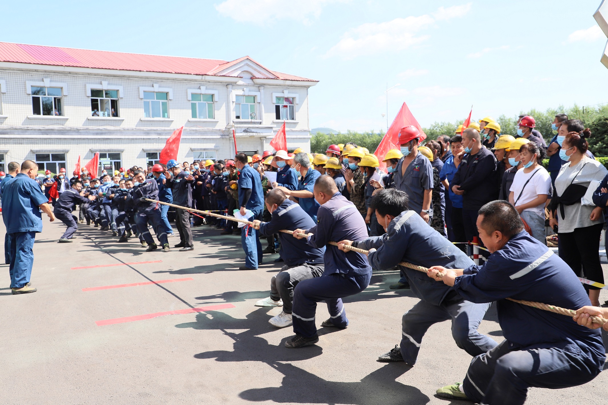 “迎八一•聚合力”职工拔河比赛